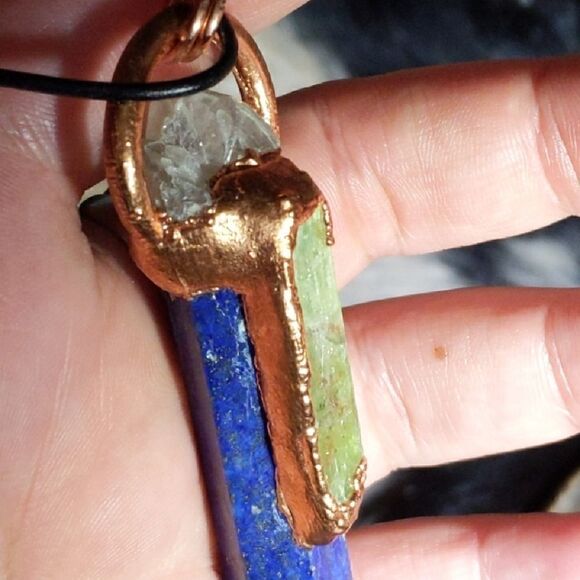 'Lyniverif' Green Kyanite, Lapis Lazuli Tower & Raw Quartz Cluster Necklace - Picture 3 of 8
